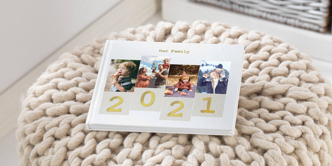 Titelseite von einem CEWE FOTOBUCH, das als Jahrbuch im Layout-Stil „Our Family 2021“ gestaltet wurde.