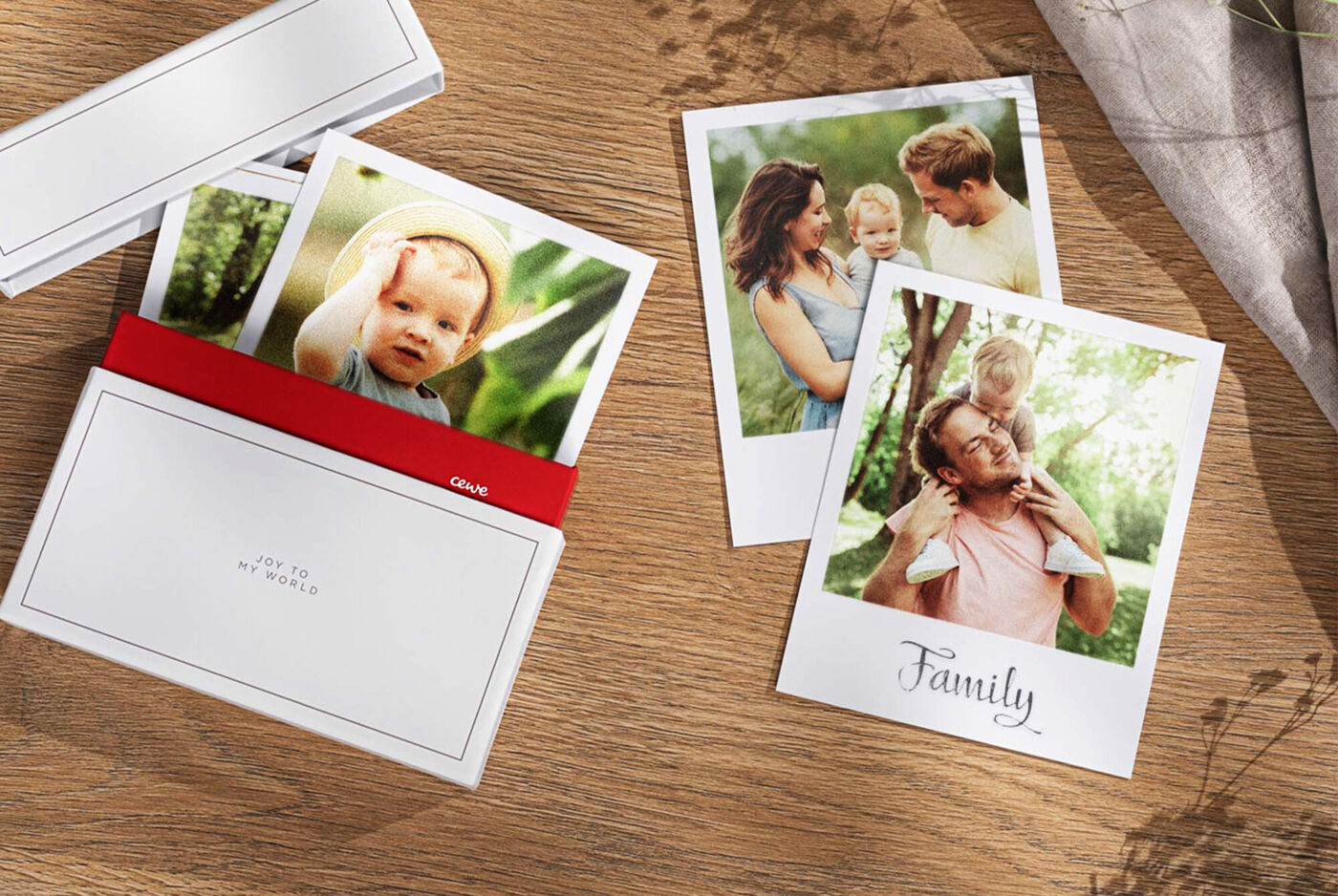 CEWE Retro Prints mit Veredelung von Familienfotos in einer weißen Aufbewahrungsbox