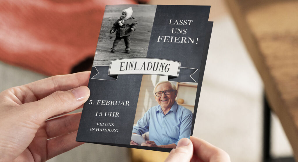 Eine Hand hält eine dunkelblaue Einladungskarte mit der Aufschrift „Einladung“. Darauf sind ein Mann mit Gitarre und ein älterer Mann am Tis
