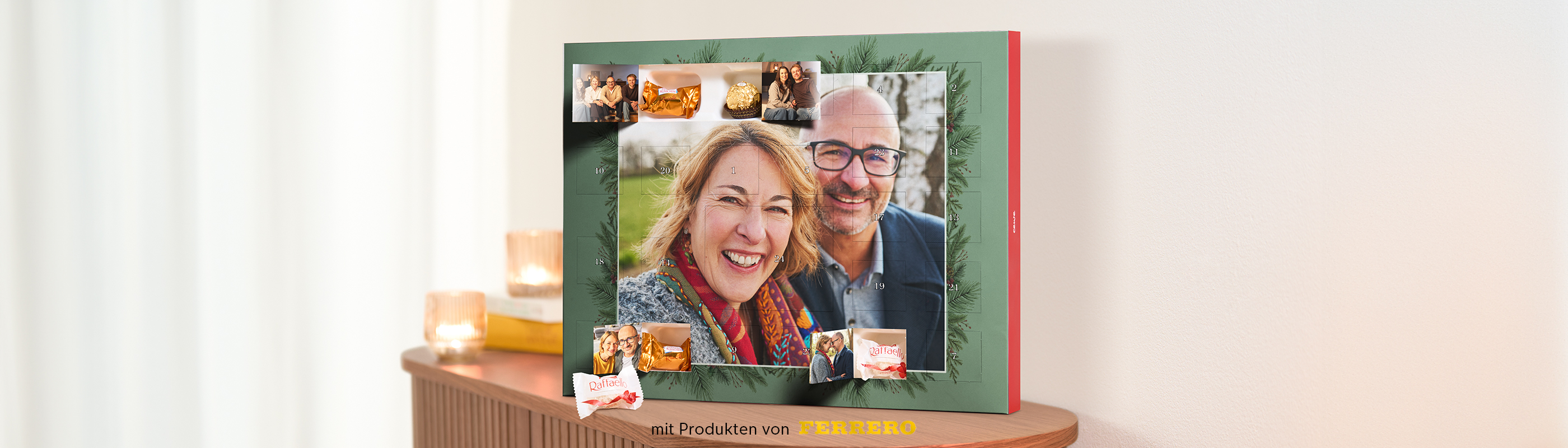 Foto-Adventskalender von CEWE mit weihnachtlichem Rahmen und Ferrero Schokolade auf einem Sideboard