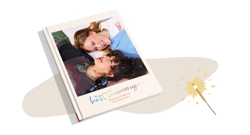 CEWE FOTOBUCH mit Bild von zwei Freundinnen und dem Titel „Best memories“ mit Veredelung mit holografischem Effekt