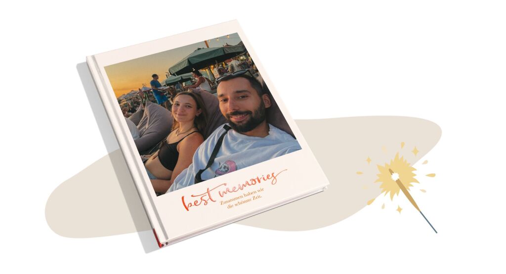 CEWE FOTOBUCH mit Selfie eines Paares vor einem Markt bei Sonnenuntergang und dem Titel „Best memories“ mit Effektlack