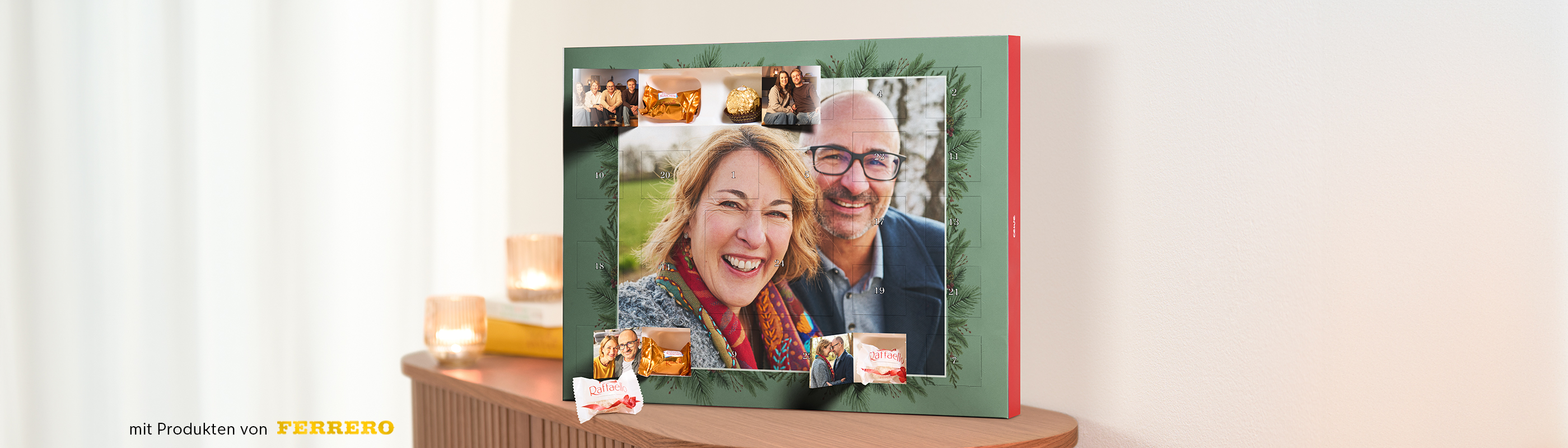 Foto-Adventskalender von CEWE mit weihnachtlichem Rahmen und Ferrero Schokolade auf einem Sideboard