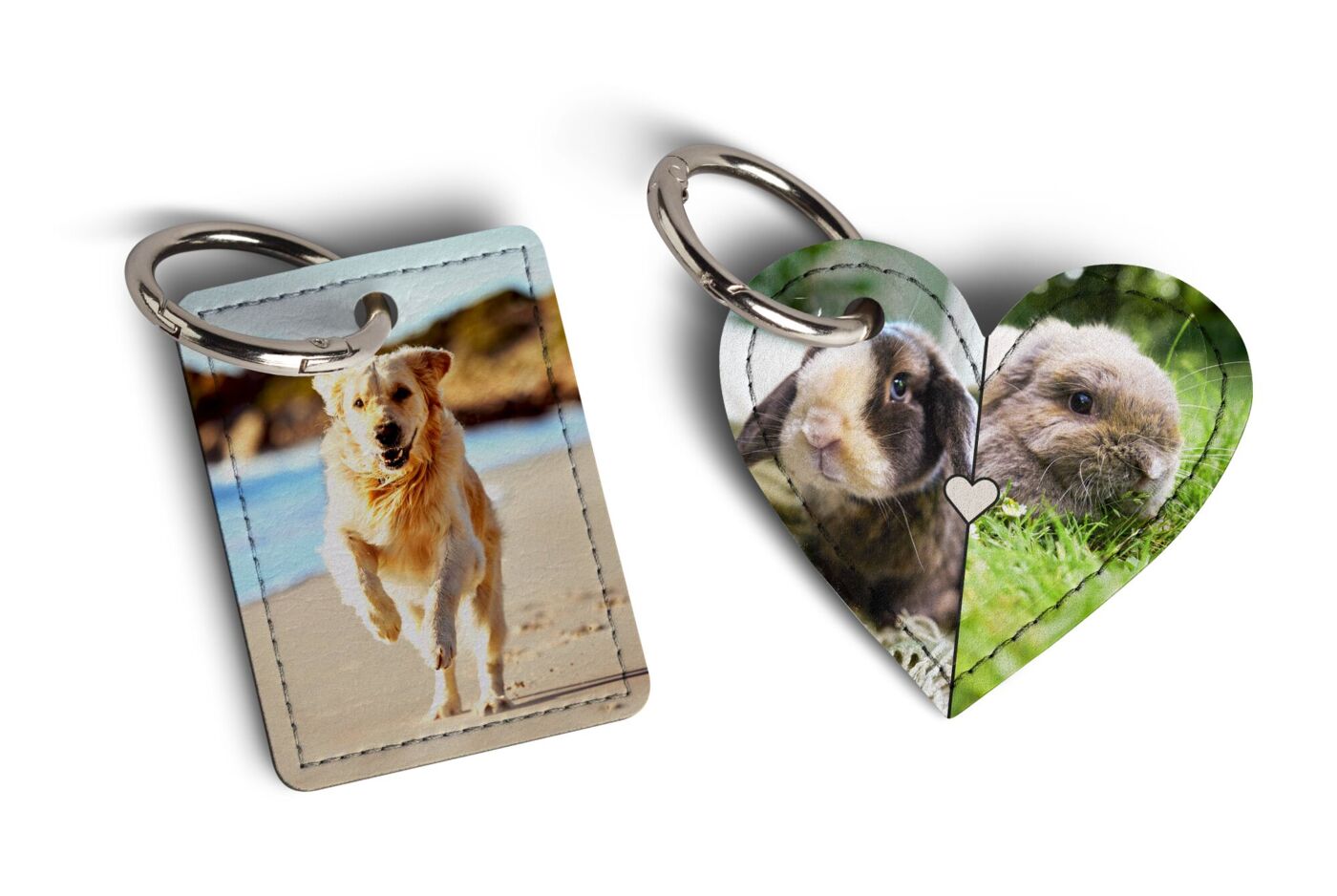 Zwei Foto-Schlüsselanhänger: Ein quadratischer mit Hundefoto und ein herzförmiger mit Fotos von zwei Kaninchen.