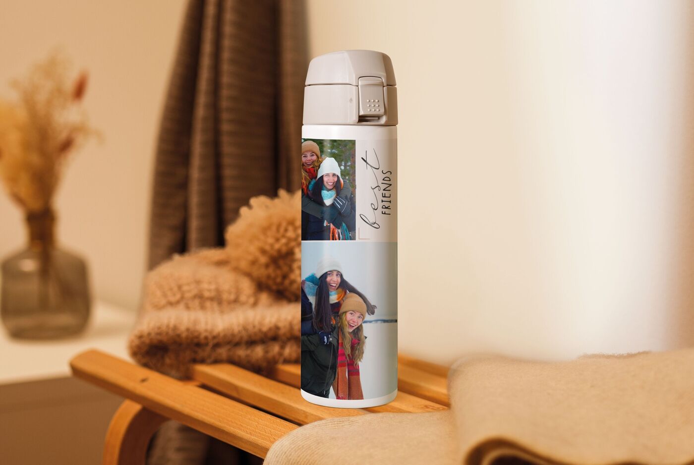 Eine personalisierte Thermosflasche mit zwei Fotos von Freundinninen und dem Schriftzug "Best Friends"