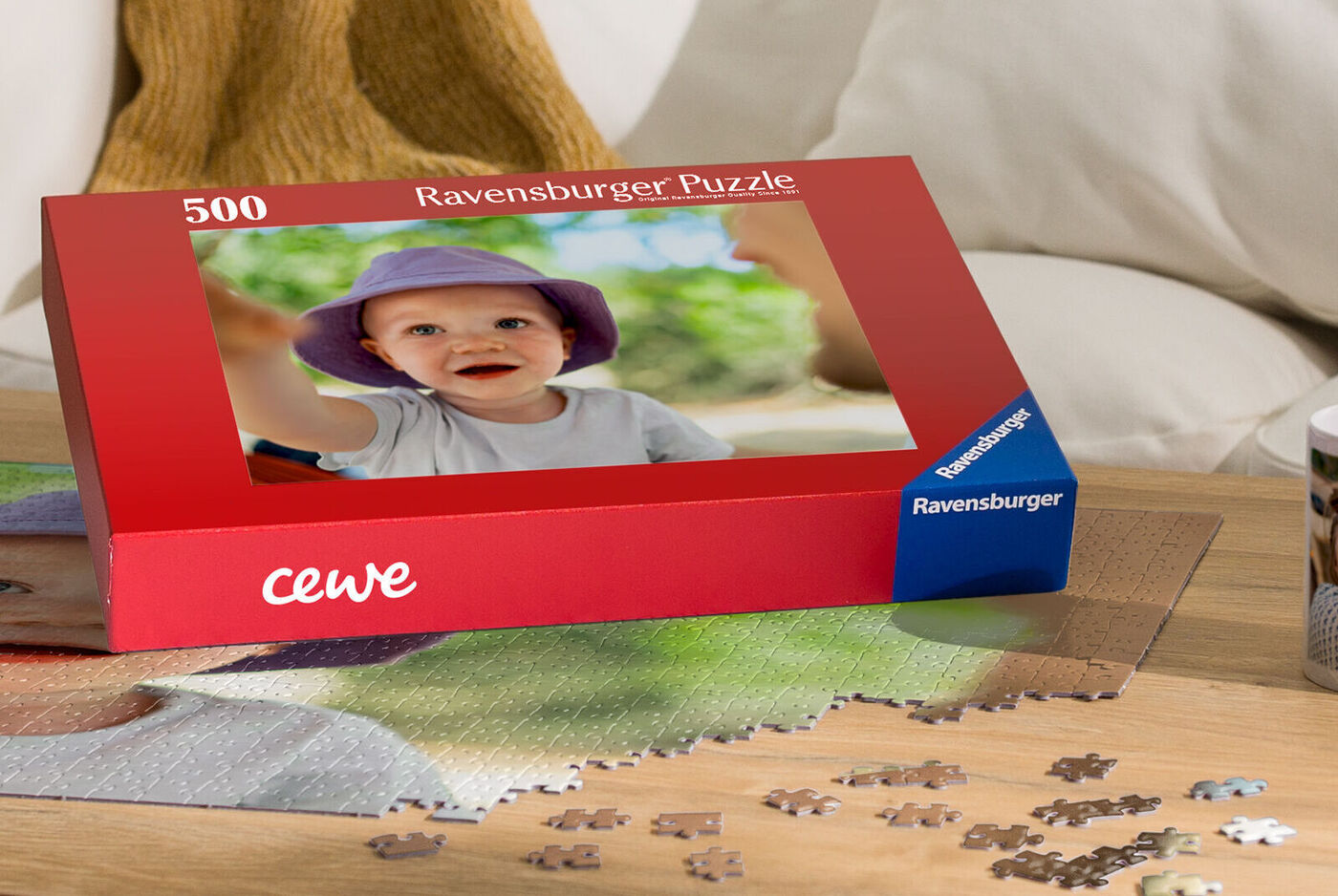 Ein Ravensburger Puzzle mit 500 Teilen in einer roten Verpackung, individuell gestaltet mit einem Foto eines lächelnden kleinen Kindes