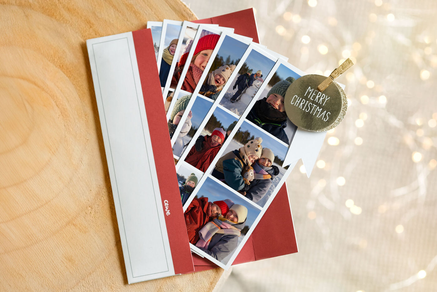 Bilder von fröhlichen Menschen in winterlicher Umgebung, umgeben von Weihnachtsdekoration.