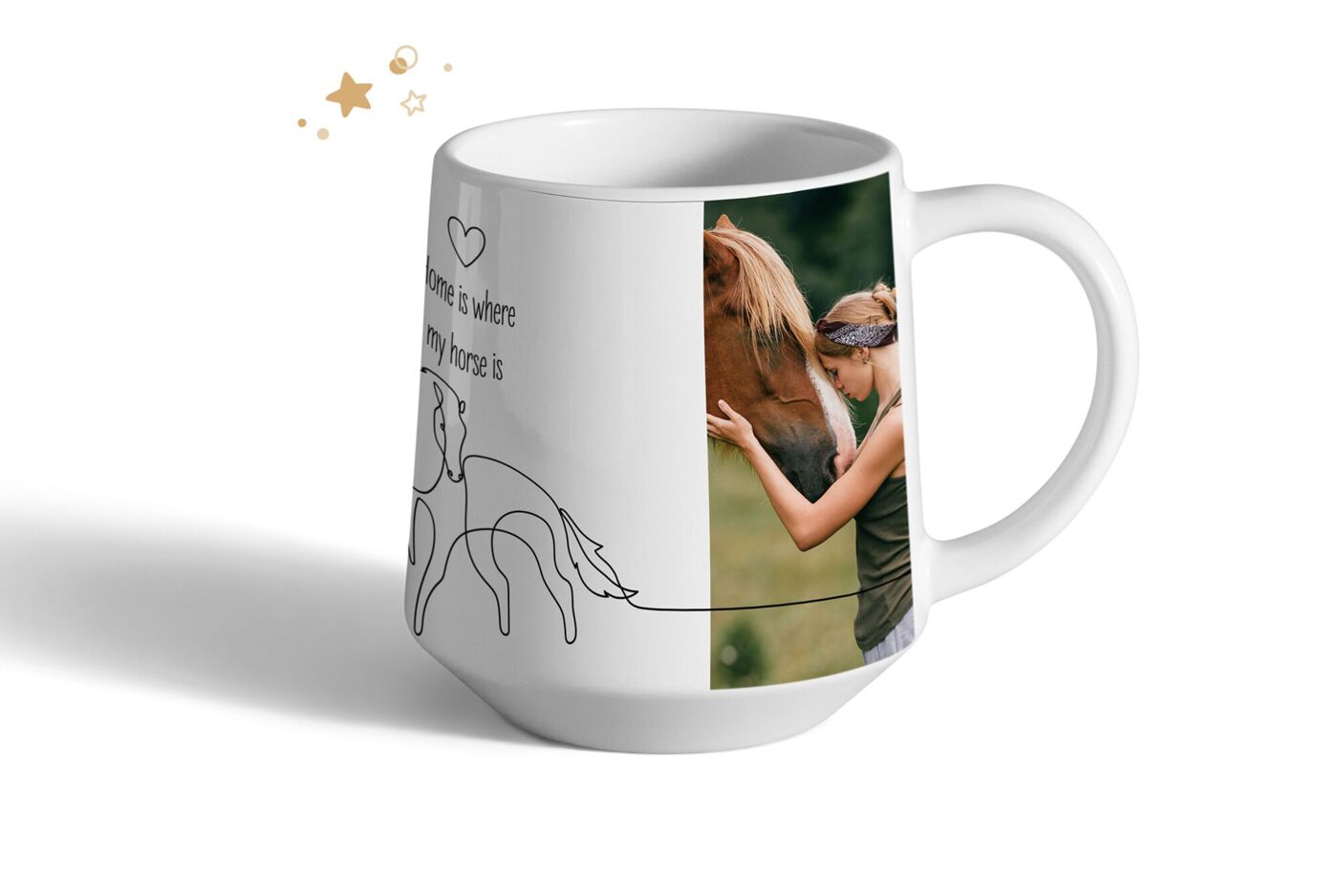 Weiße Tasse mit Pferdefoto und Zeichnung eines Pferdes sowie dem englischen Schriftzug „Home is where my horse is“.