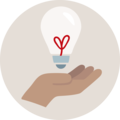 Eine Hand hält eine Glühbirne mit einem Herzen. Symbolisiert kreative Ideen.