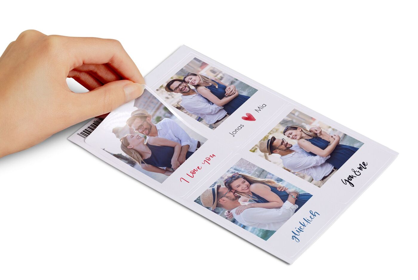 Eine Hand hebt die Ecke eines Fotostickers auf einem Bogen mit vier Fotostickern eines Paares und Liebesbotschaften.