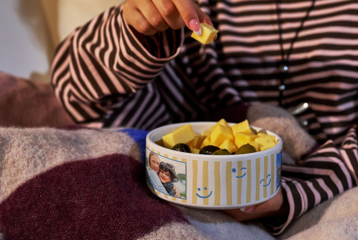 Foto-Snackschale mit gelben Streifen, hellblauen Smileys und persönlichem Foto