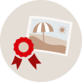 Ein roter Preis mit einem weißen Kreis und Bändern neben einem Bild von einer Strandlandschaft mit Sonnenschirm und Sonne.