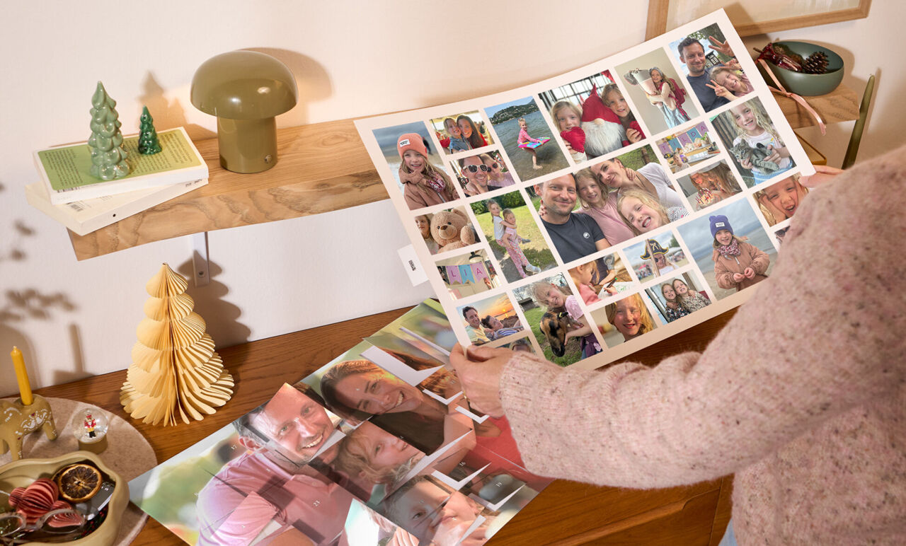 Person hält die entnehmbare Poster Collage mit Familienfotos des XXL Foto-Adventskalenders in den Händen