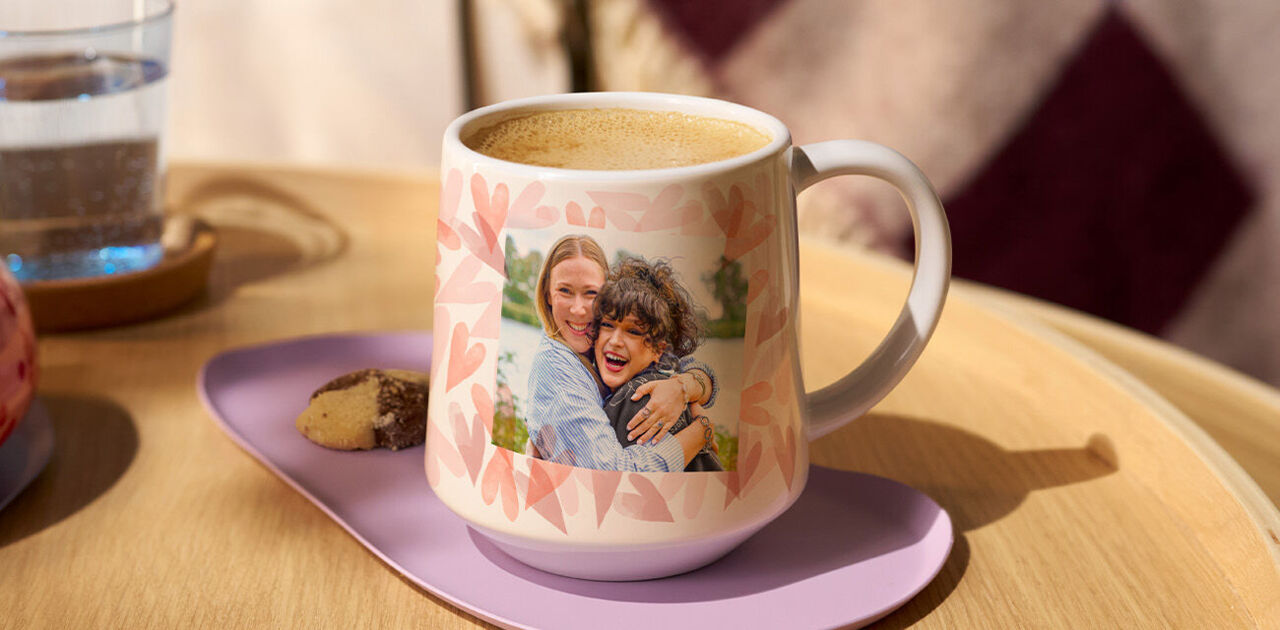 Personalisierte Tasse mit einem freundlichen Foto von zwei lächelnden Menschen.