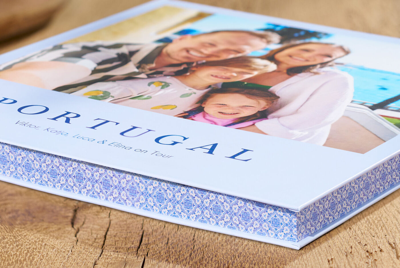 CEWE FOTOBUCH mit Familienfoto und blau gemustertem Farbschnitt