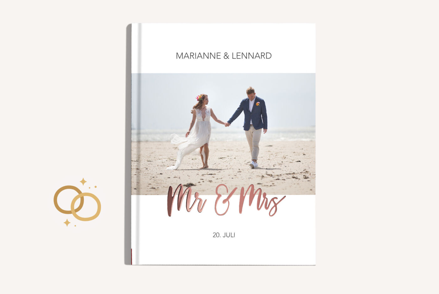 CEWE FOTOBUCH mit einem Hochzeitspaar am Strand und dem Titel „Mr & Mrs“ mit Roségoldveredelung