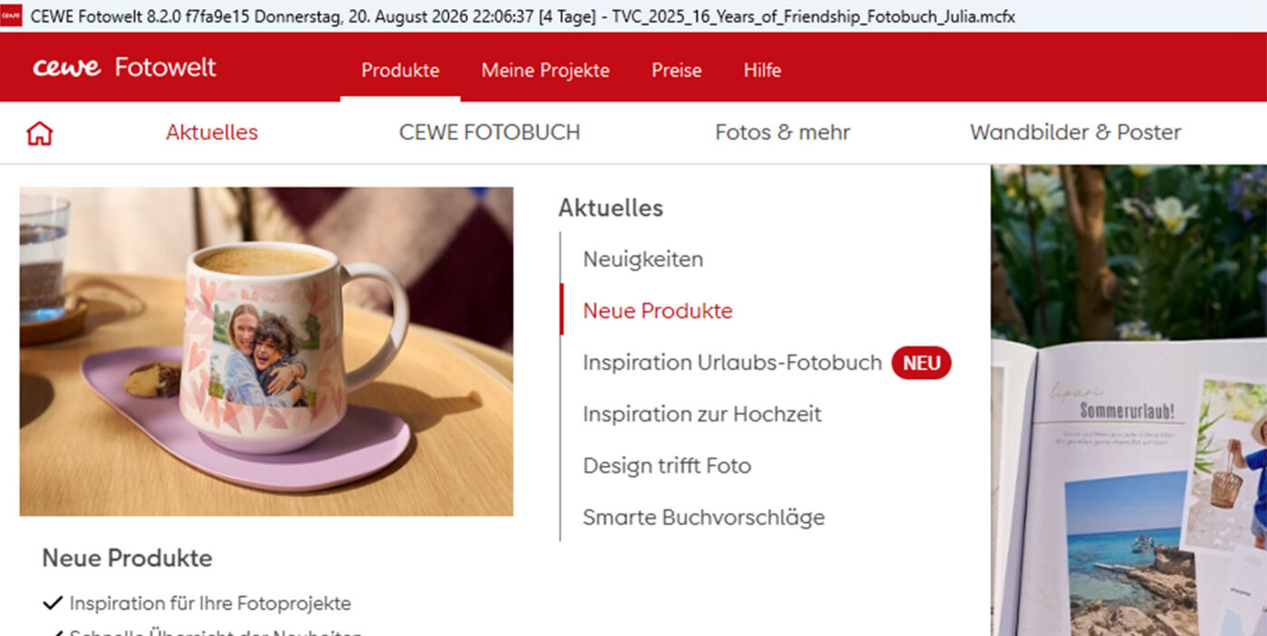 Ein bunter Becher mit einem glücklichen Familienfoto und einem Getränk auf einem Tisch.