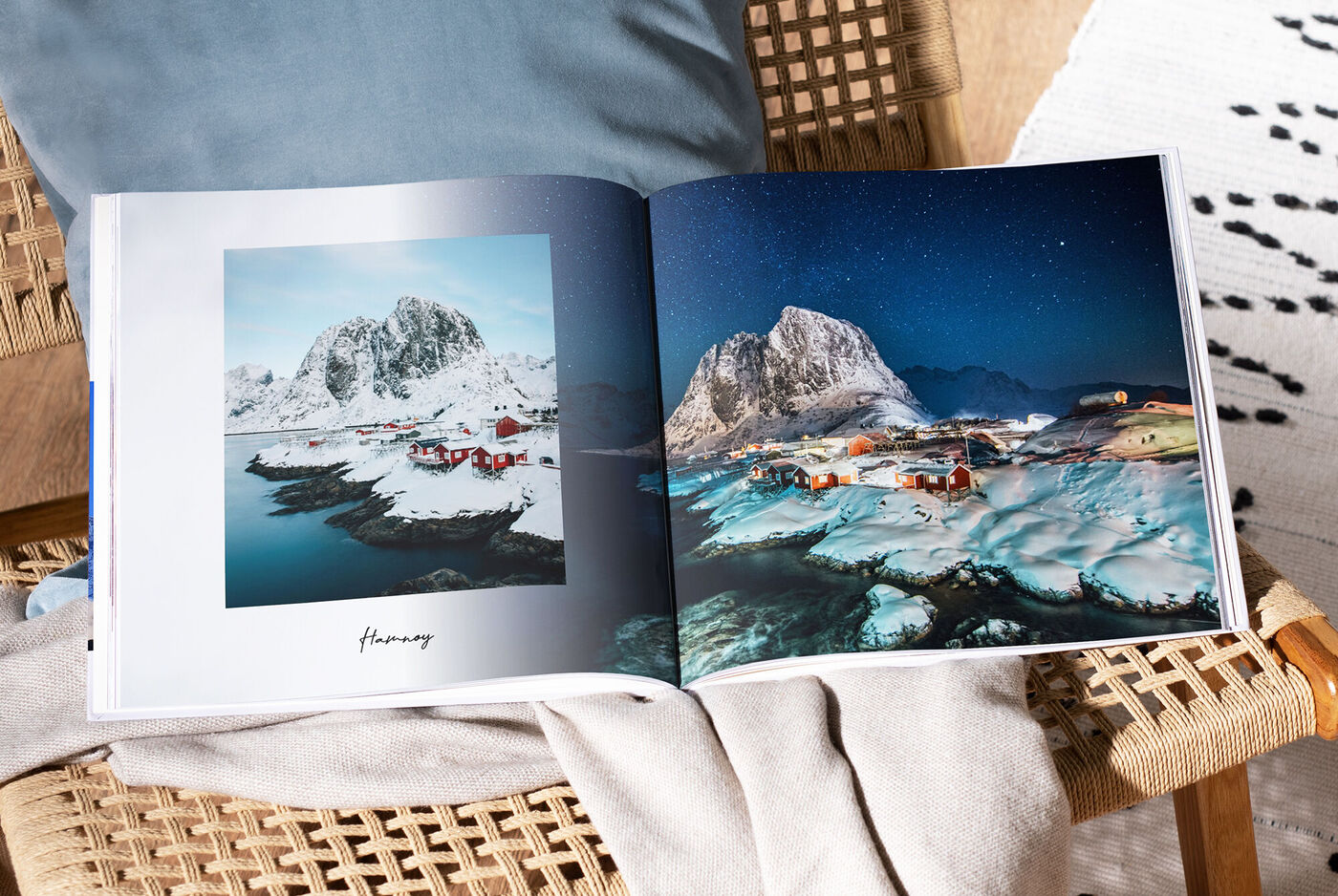 Ein geöffnetes Fotobuch mit Bildern von einer winterlichen Landschaft in Norwegen, auf einem Stuhl.