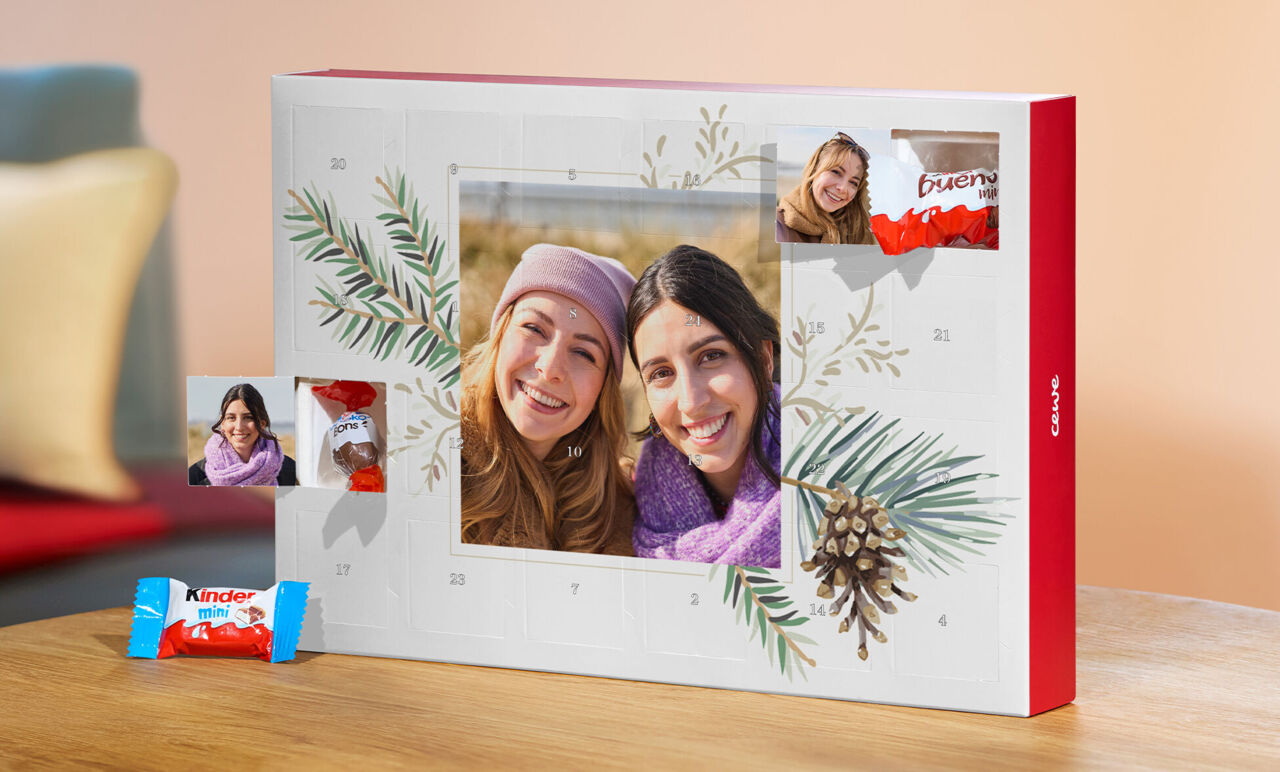 Ein Adventskalender mit süßen Überraschungen und einem liebevollen Bild von zwei Freunden. Kreativ gestaltet mit Tannenzweigen und kleinen S