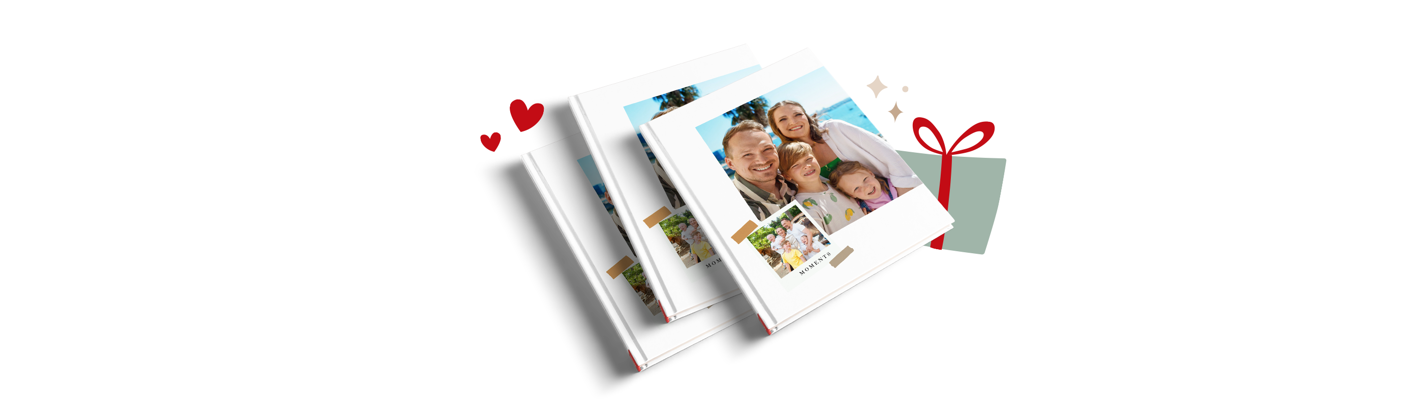 Drei CEWE FOTOBÜCHER mit Familienfotos und Erinnerungen.