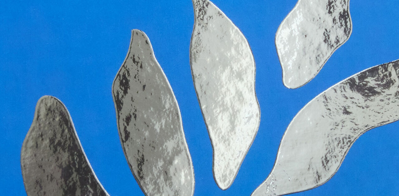 Silber-Veredelung in Blattform auf blauem Hintergrund.
