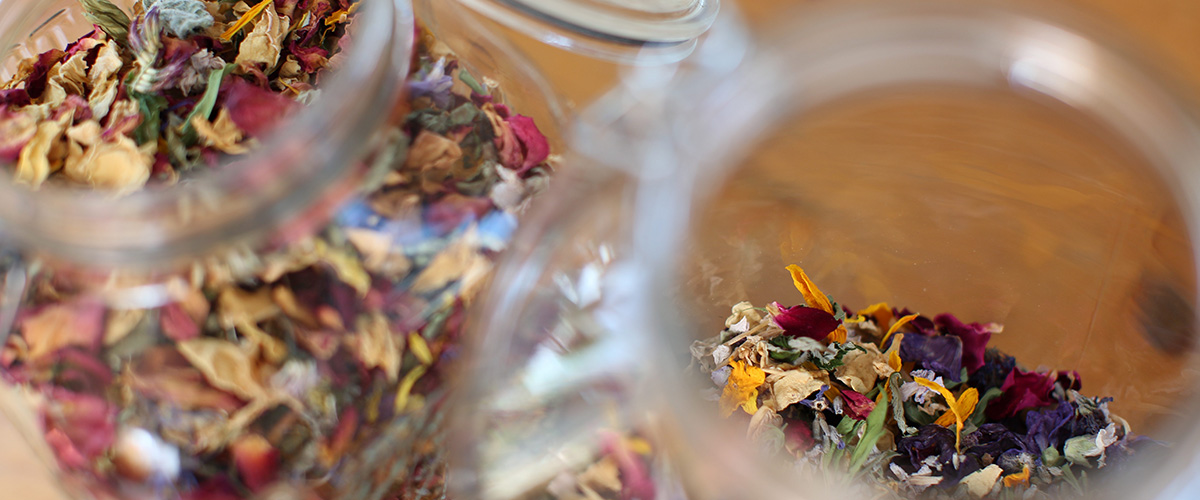 Selbstgemachter Tee aus dem eigenen Garten