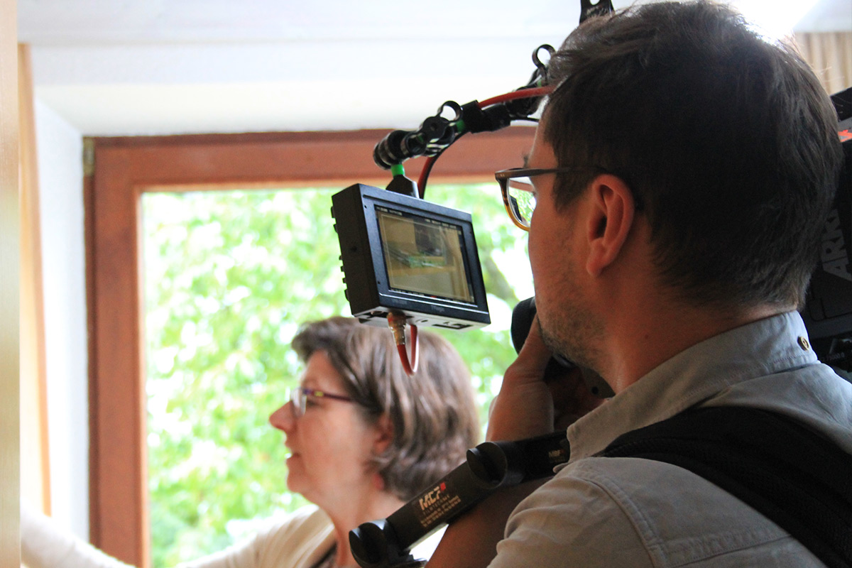 Schulterblick beim Kameraman