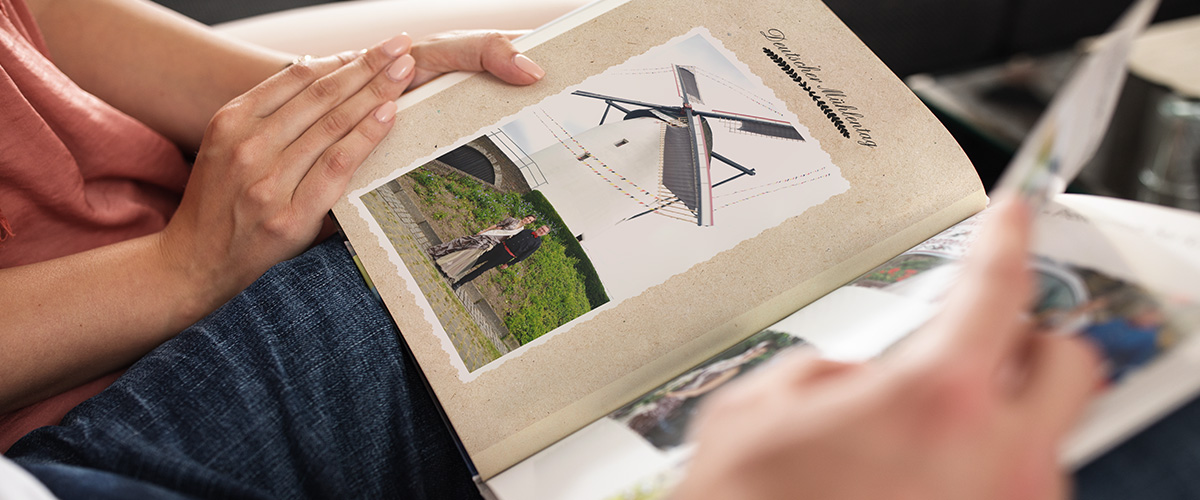 Christiane und Christian blaettern gemeinsam in dem CEWE FOTOBUCH