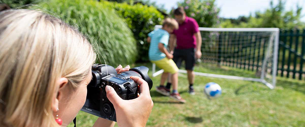 Hannah Fischer fotografiert ihren Mann Marcus und Sohn Jacob beim Fußballspielen.