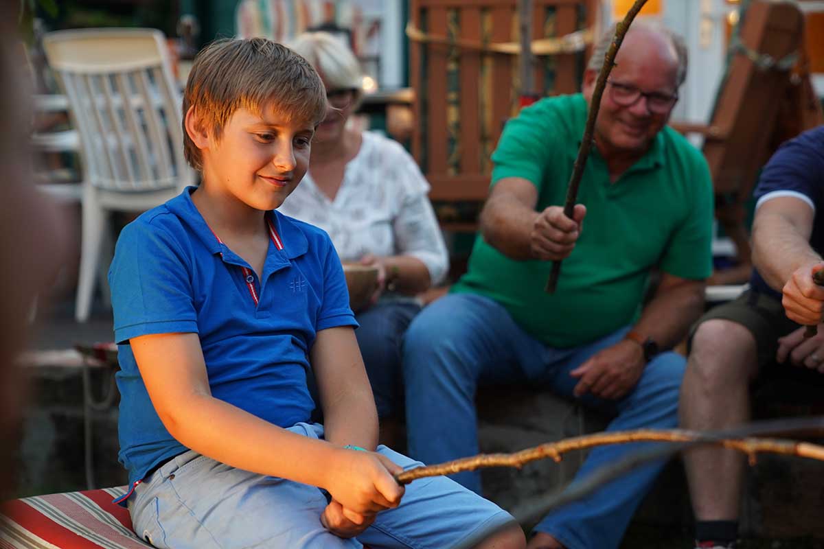 Jacob Fischer am Lagerfeuer.