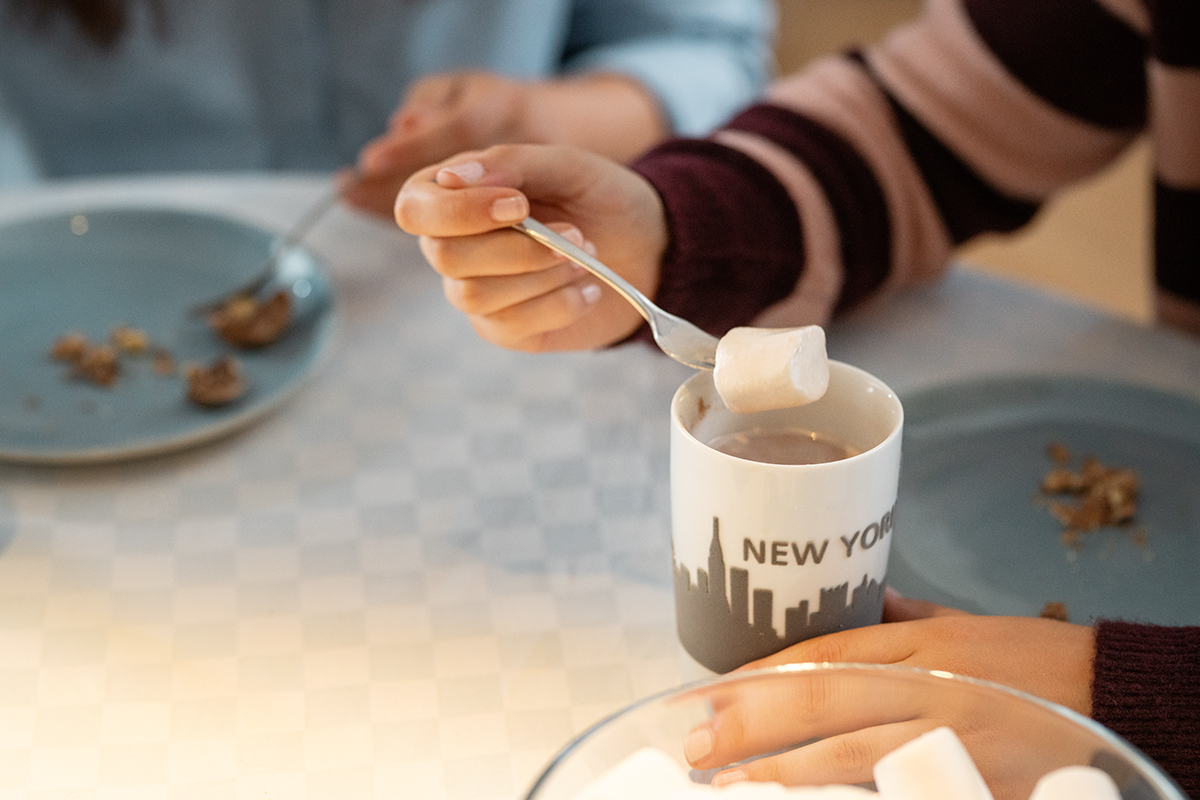 Nahaufnahme der New York Tasse, die mit Kakao gefüllt ist.
