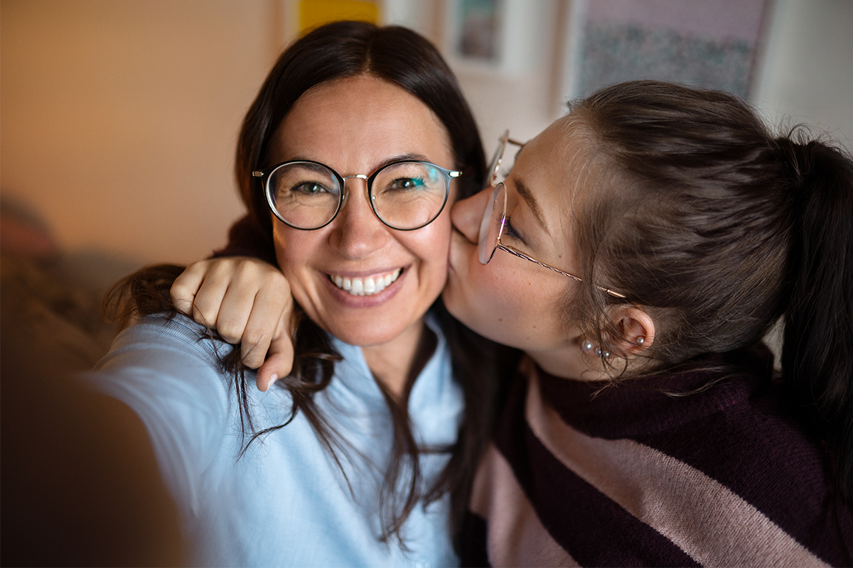 Lilli gibt ihrer Mutter Jana einen Kuss auf die Wange.