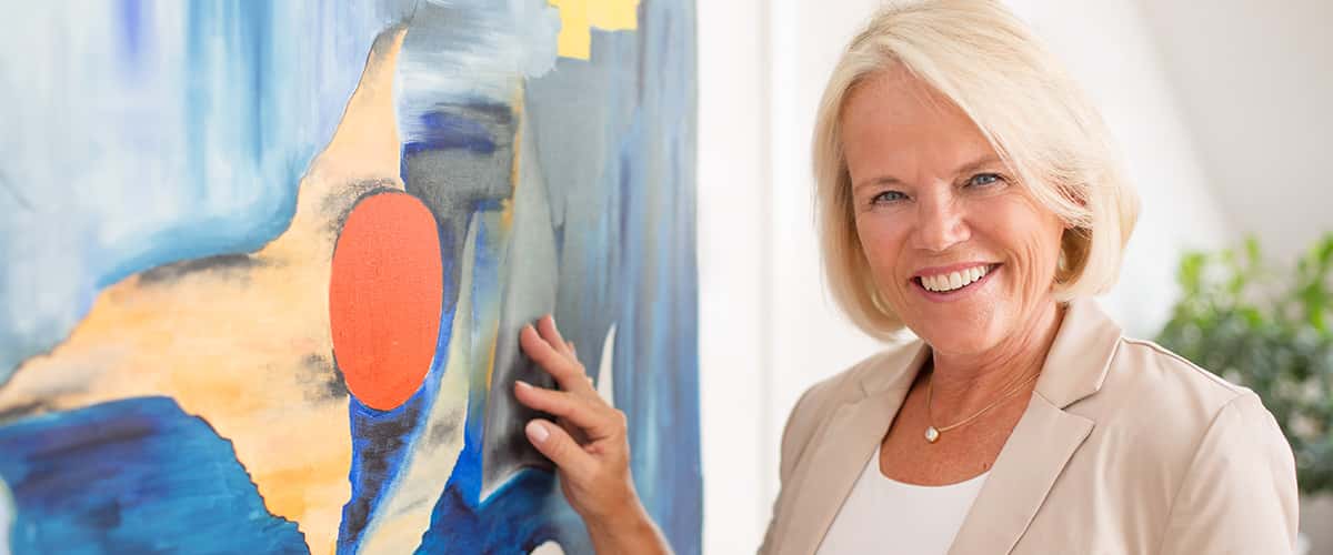 Petra Jaworski vor Ihrem selbstgemalten Gemälde