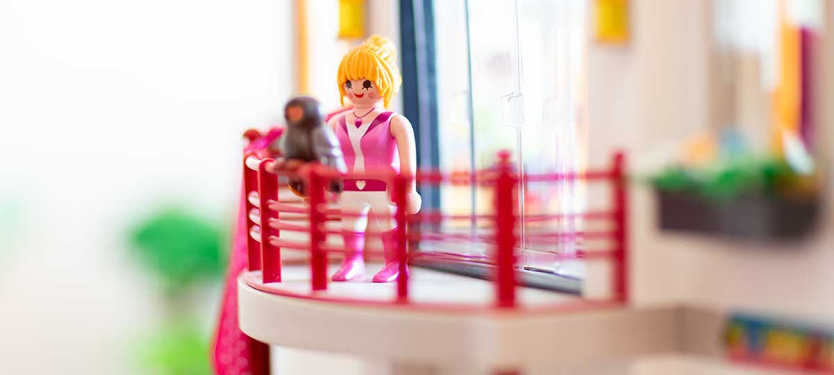 Blick in ein Playmobilhaus.