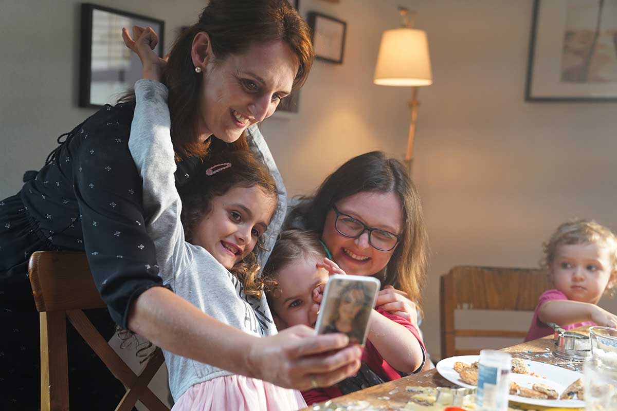 Tina Kneitz und ihre Tochter Hanna schießen ein Selfie.