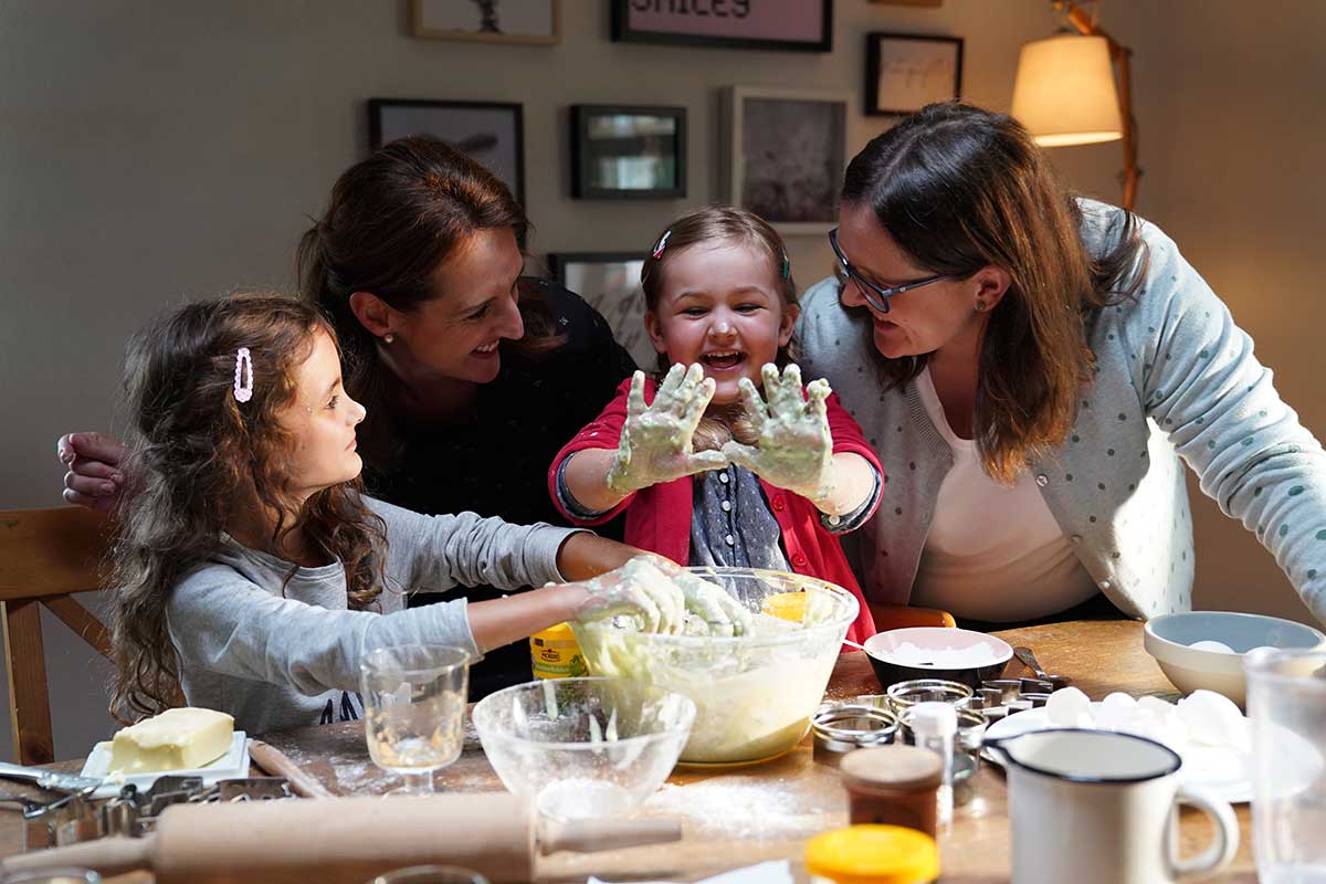 Mathilda Kofler zeigt ihre mit Teig bedeckten Hände.