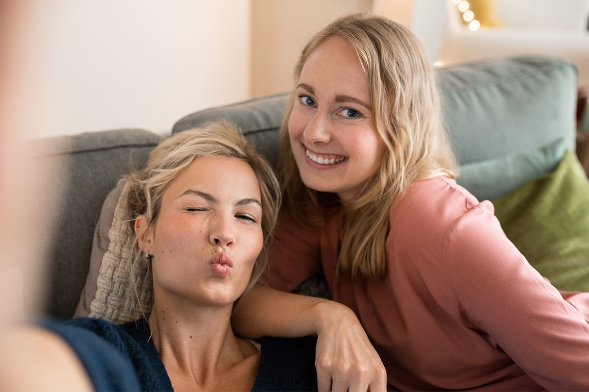 Mareike und Carina machen ein Selfie.