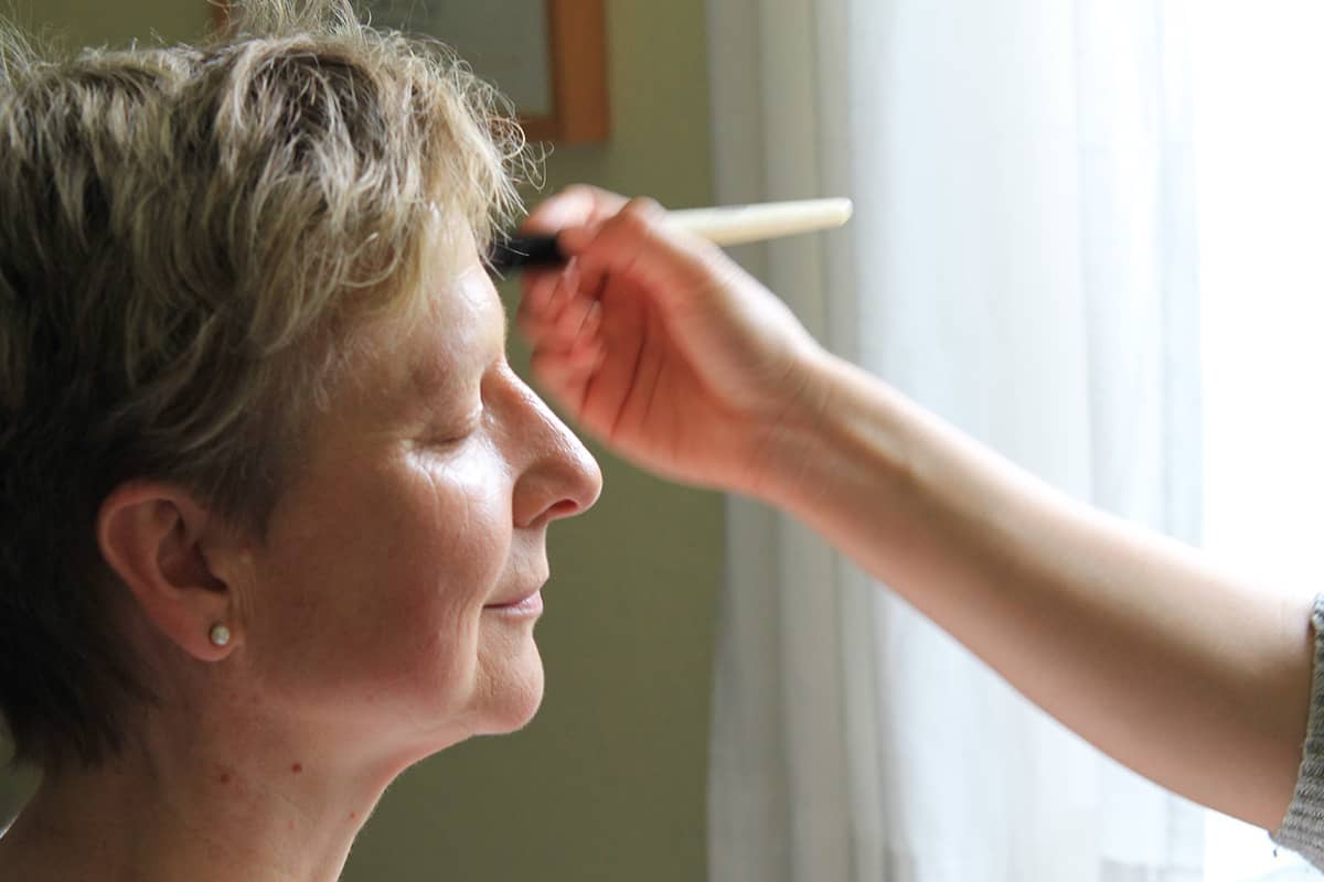 Susanne Oppenheimer beim Schminken