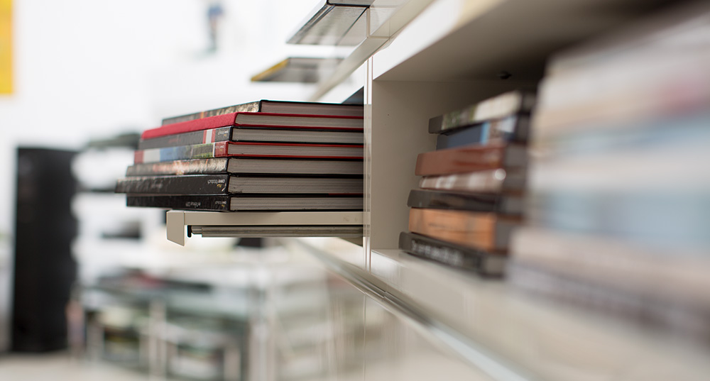 Bücherstapel im Regal