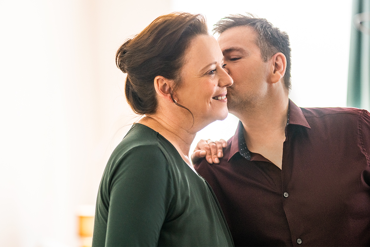 Carsten gibt Britta einen Kuss auf die Wange.