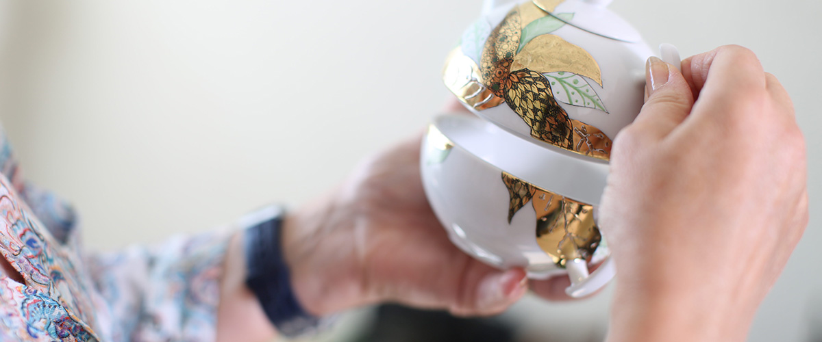 Selbstbemalte Teekanne mit fantasievollem Goldmotiv