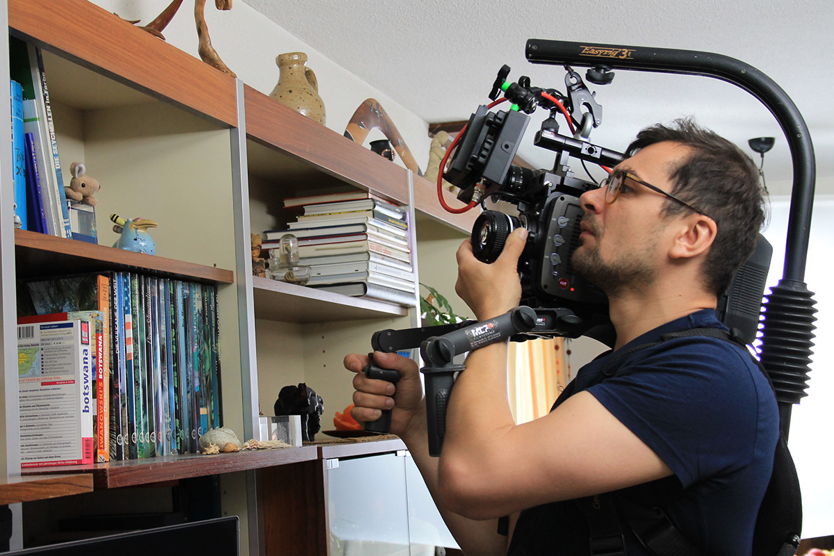 Der Kameramann beim Dreh von Details