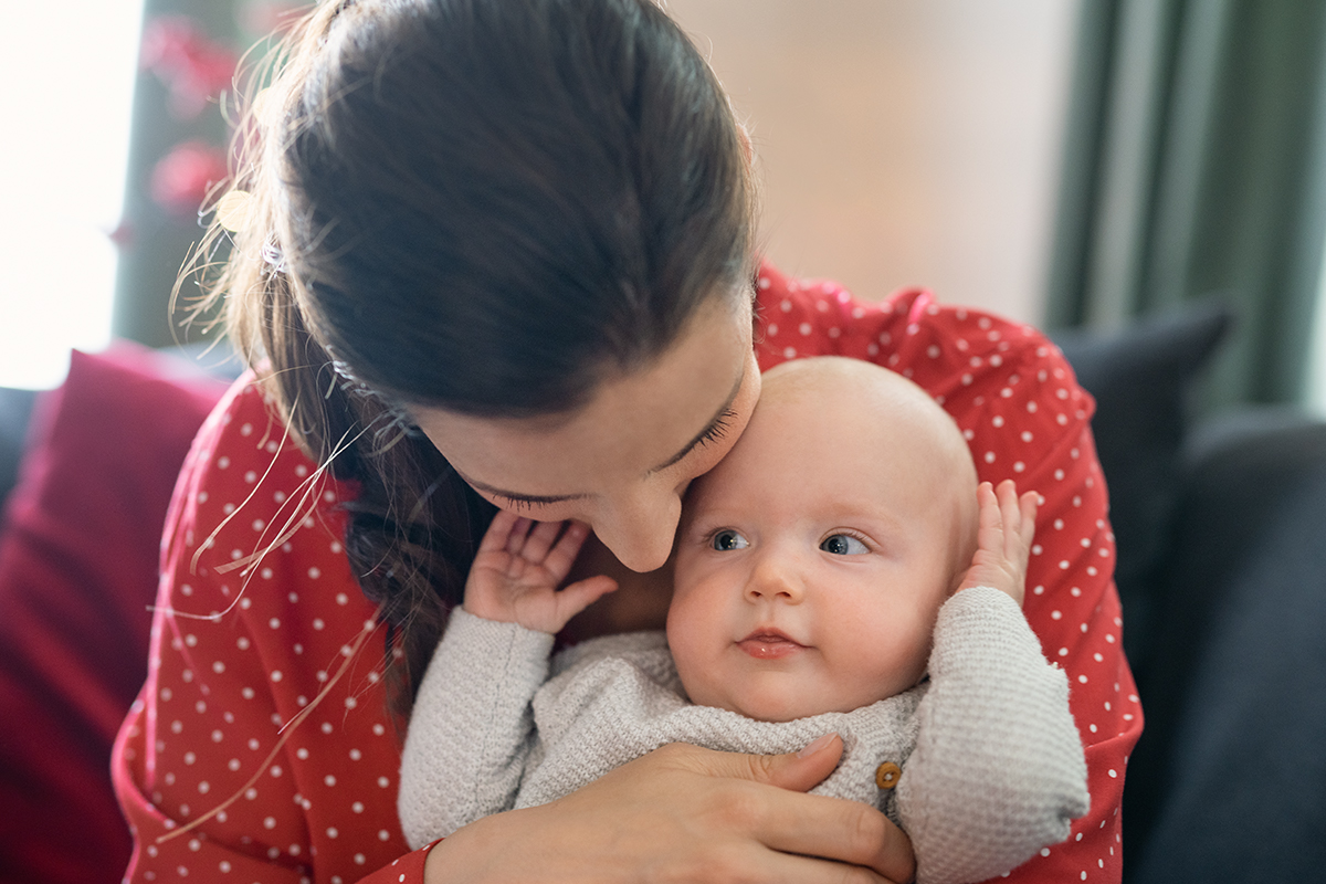 Nadine hält eins der Babys auf ihrem Arm.