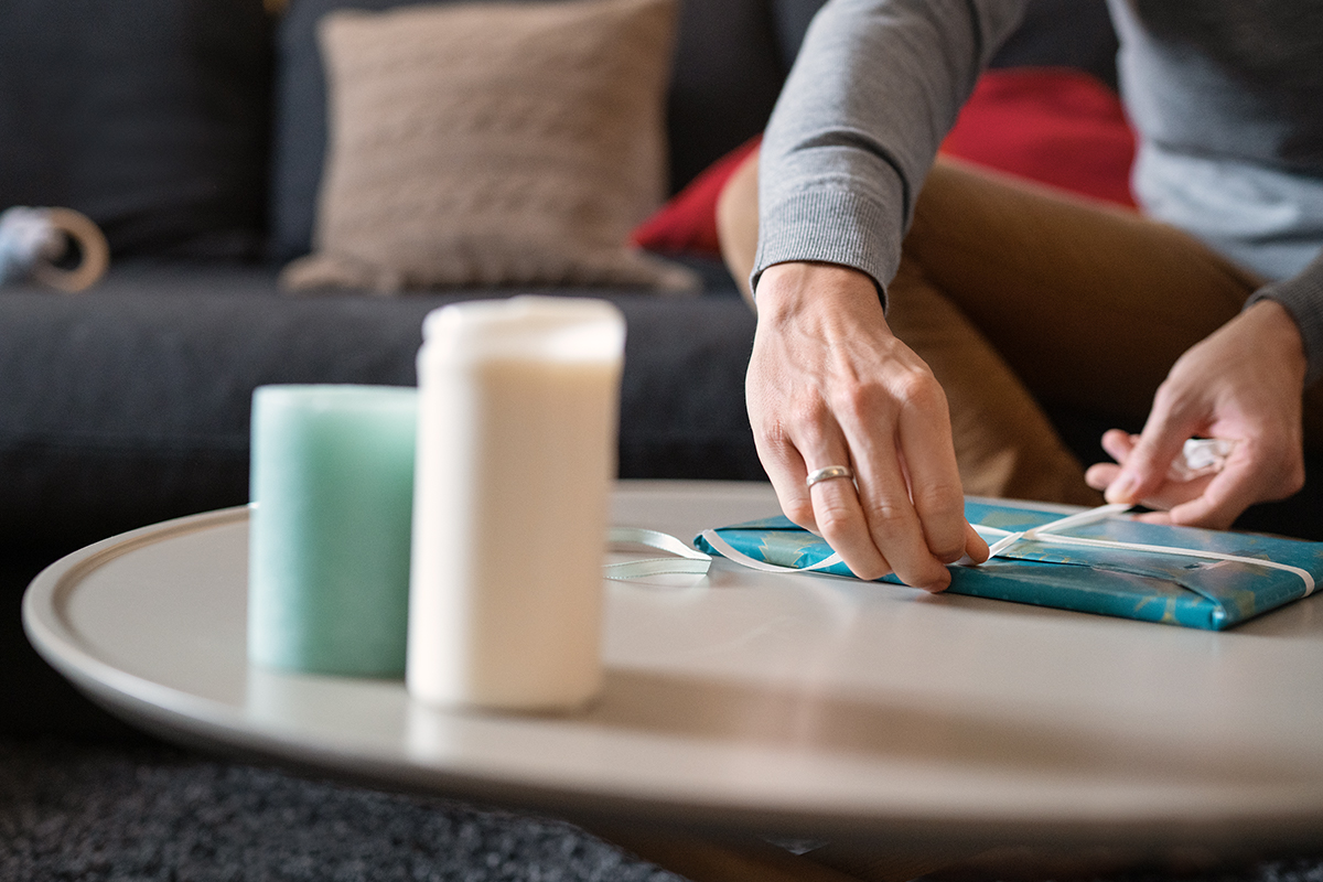 Das CEWE FOTOBUCH wird in Geschenkpapier eingepackt.