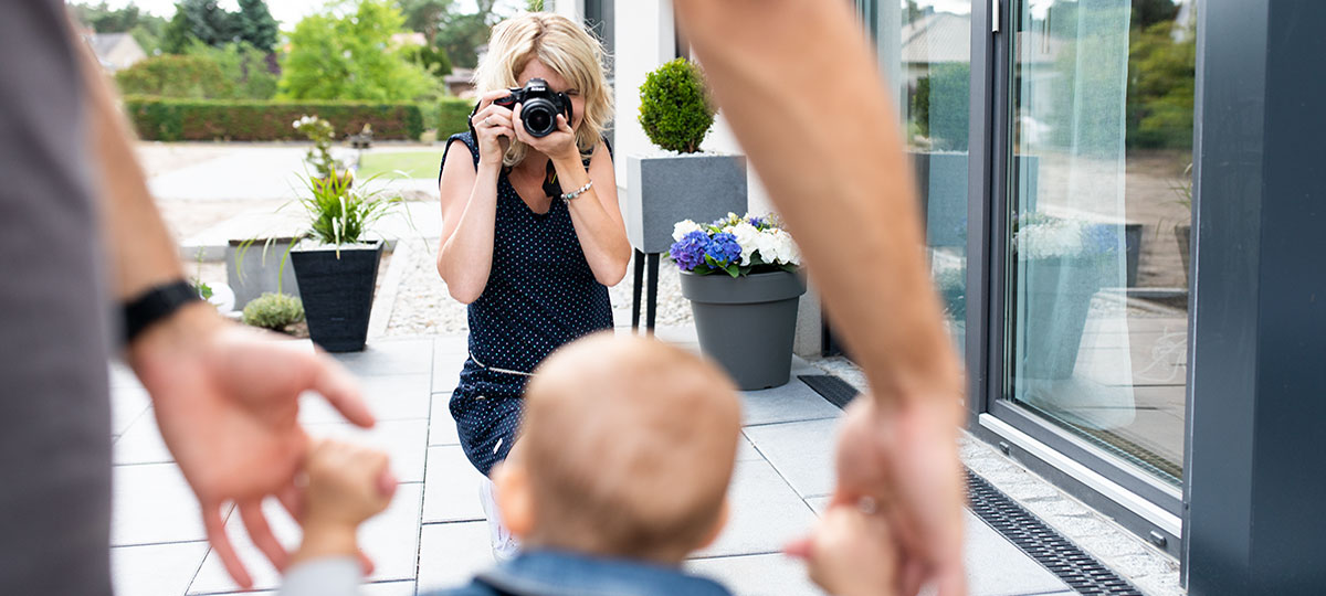 Matheo wird von seinem Vater Martin gehalten. Sie werden dabei von Marlén Warnicke fotografiert.