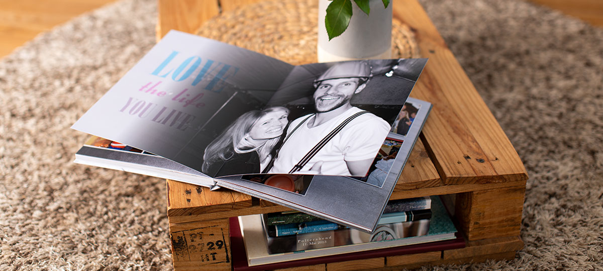 Der Wohnzimmertisch von Familie Wernicke. Auf diesem liegt das CEWE FOTOBUCH, das Marlén Wernicke für ihren Mann gestaltet hat.