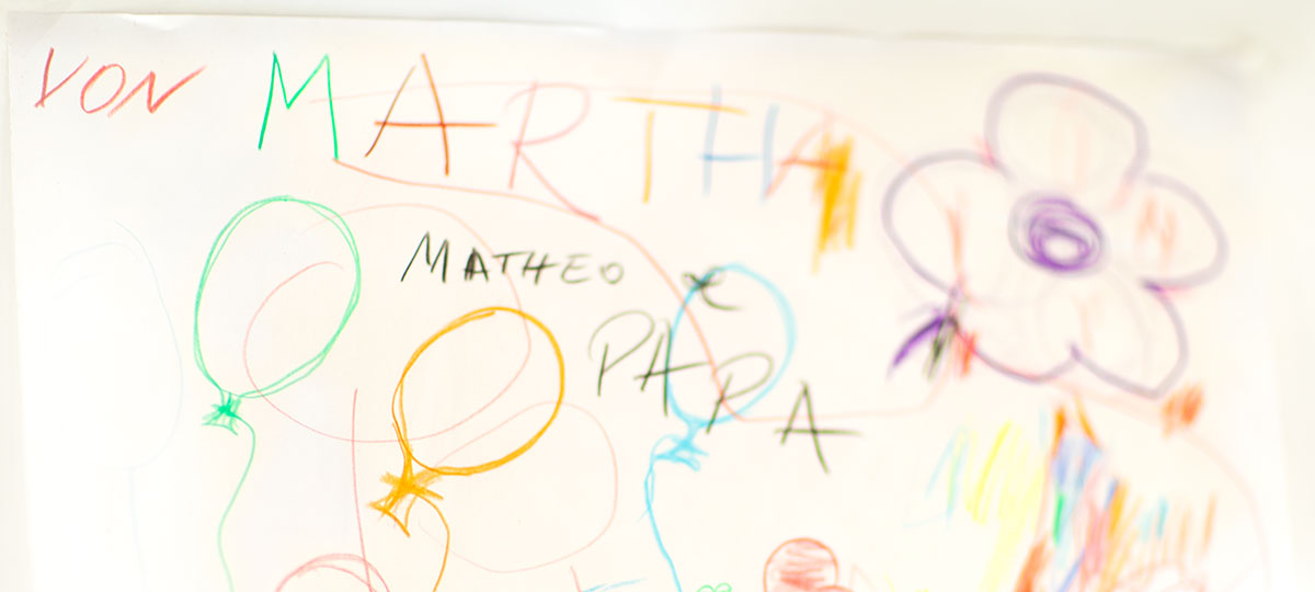 Martha Wernicke hat ein Bild für ihre Eltern gemalt. Darauf sind Blumen und Luftballons zu sehen.