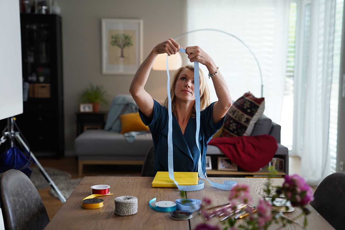 Marlén Wernicke hat für die Verpackung ihres Fotobuchs Geschenkband in die Hände genommen.