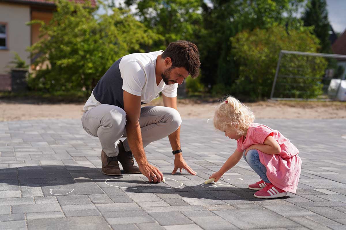 Martin Wernicke malt mit seiner Tochter Martha mit Malkreide.